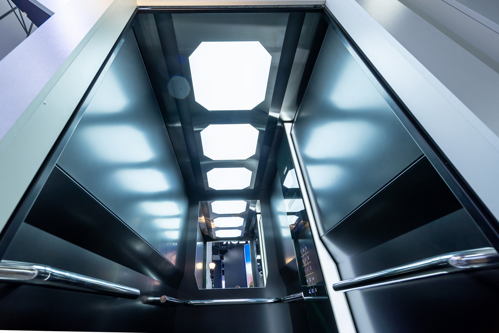 Щербинский завод представил инновационные лифты на выставке REW-2023