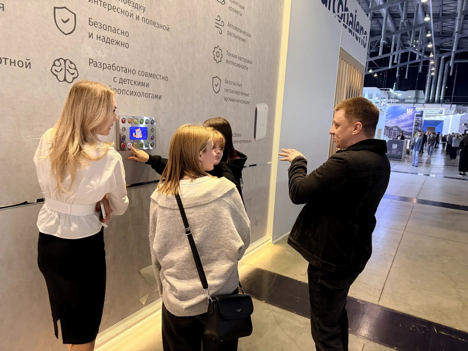 ЩЛЗ представил на 100+ TechnoBuild первую интерактивную детскую панель Смарт Кидс